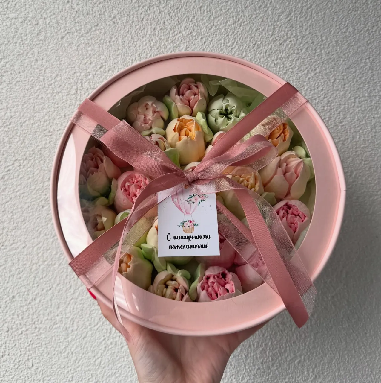 Зефирные тюльпаны в круглой коробке