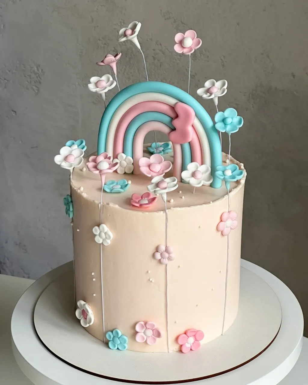 Детский торт в пастельных оттенках