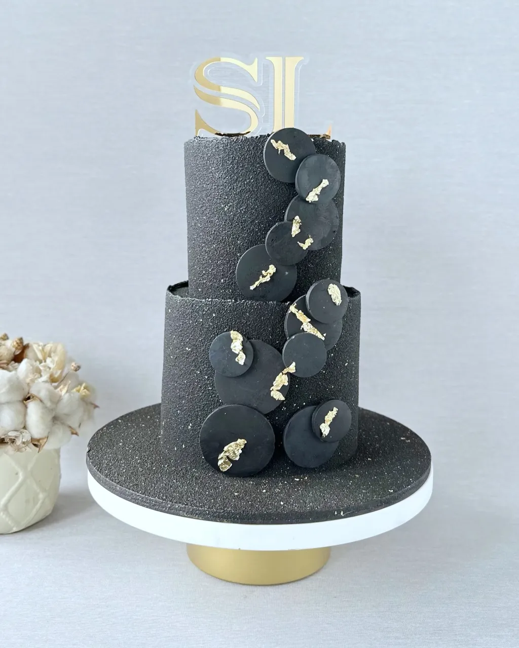 Стильный черный торт