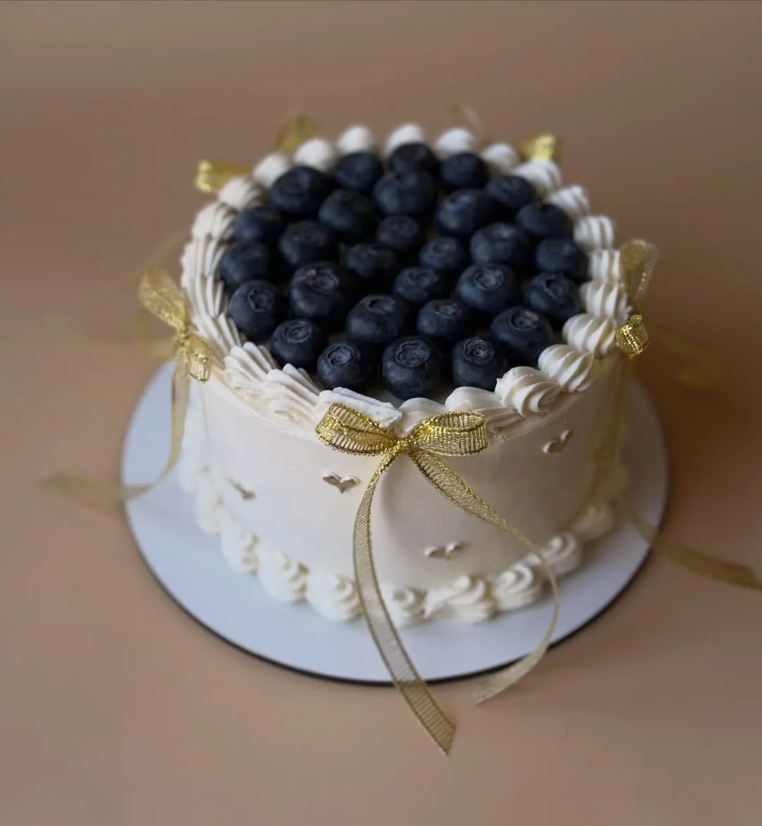 Белый торт с ягодами